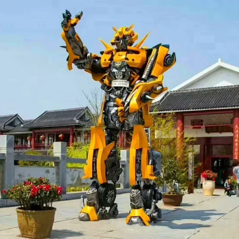 Statue géante de robot jaune debout en extérieur, style mécanique détaillé, devant des bâtiments traditionnels – Transformers.