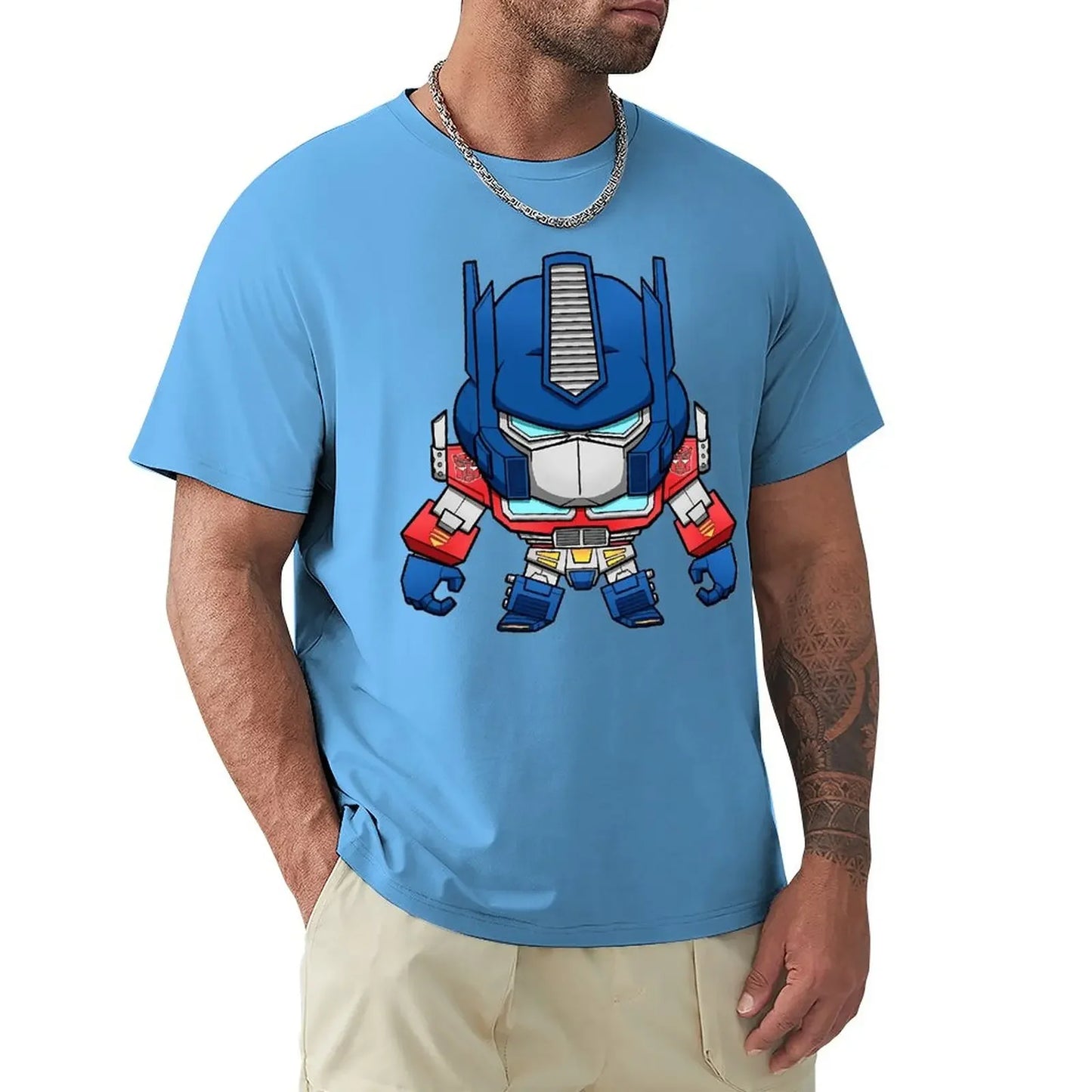 T-shirt bleu avec dessin stylisé d’Optimus Prime, robot coloré en gros plan – Transformers.