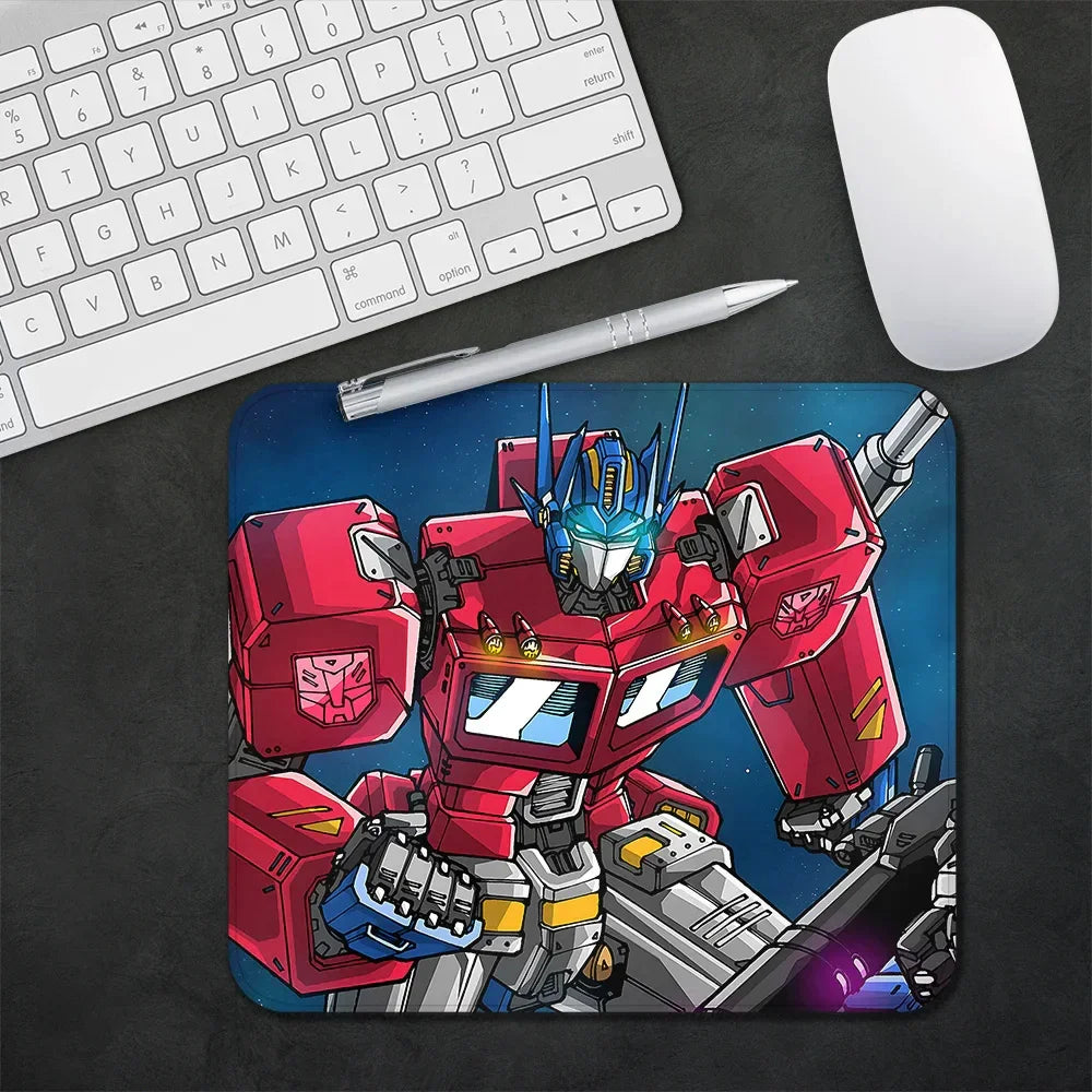 Tapis de souris illustrant Optimus Prime en robot rouge, fond bleu étoilé, style dessin – Transformers.