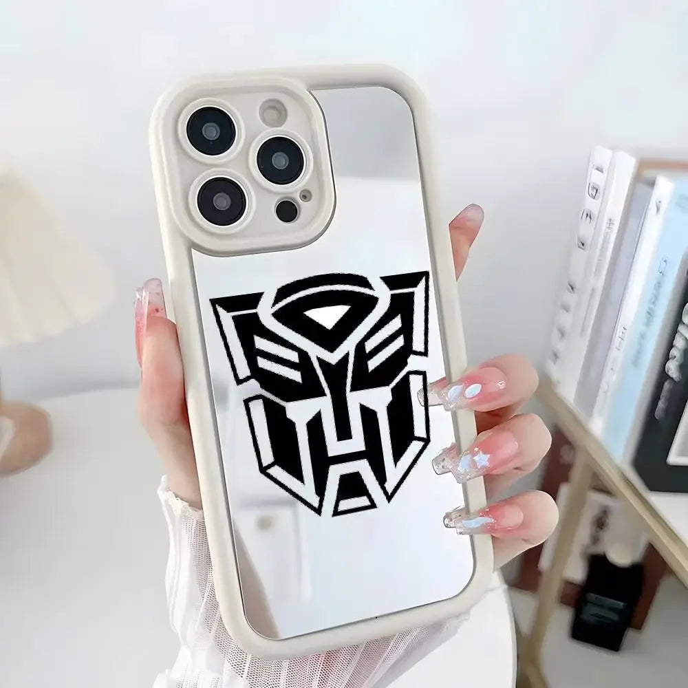 Coque téléphone miroir blanche avec logo Autobot noir, tenue en main, décor épuré – Transformers.