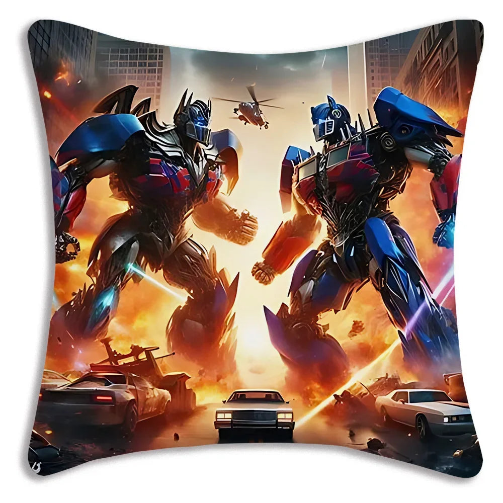 Coussin décoratif avec deux robots Transformers en posture de combat, décor urbain en flammes – Transformers.