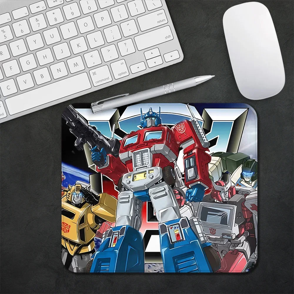 Tapis de souris avec Optimus Prime et Autobots en pose héroïque, fond coloré style bande dessinée – Transformers.