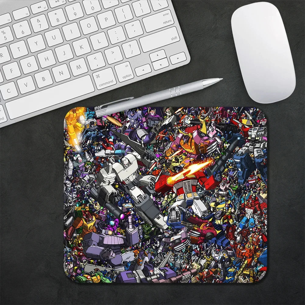 Tapis de souris Transformers illustré avec de nombreux robots emblématiques en combat coloré – Transformers.
