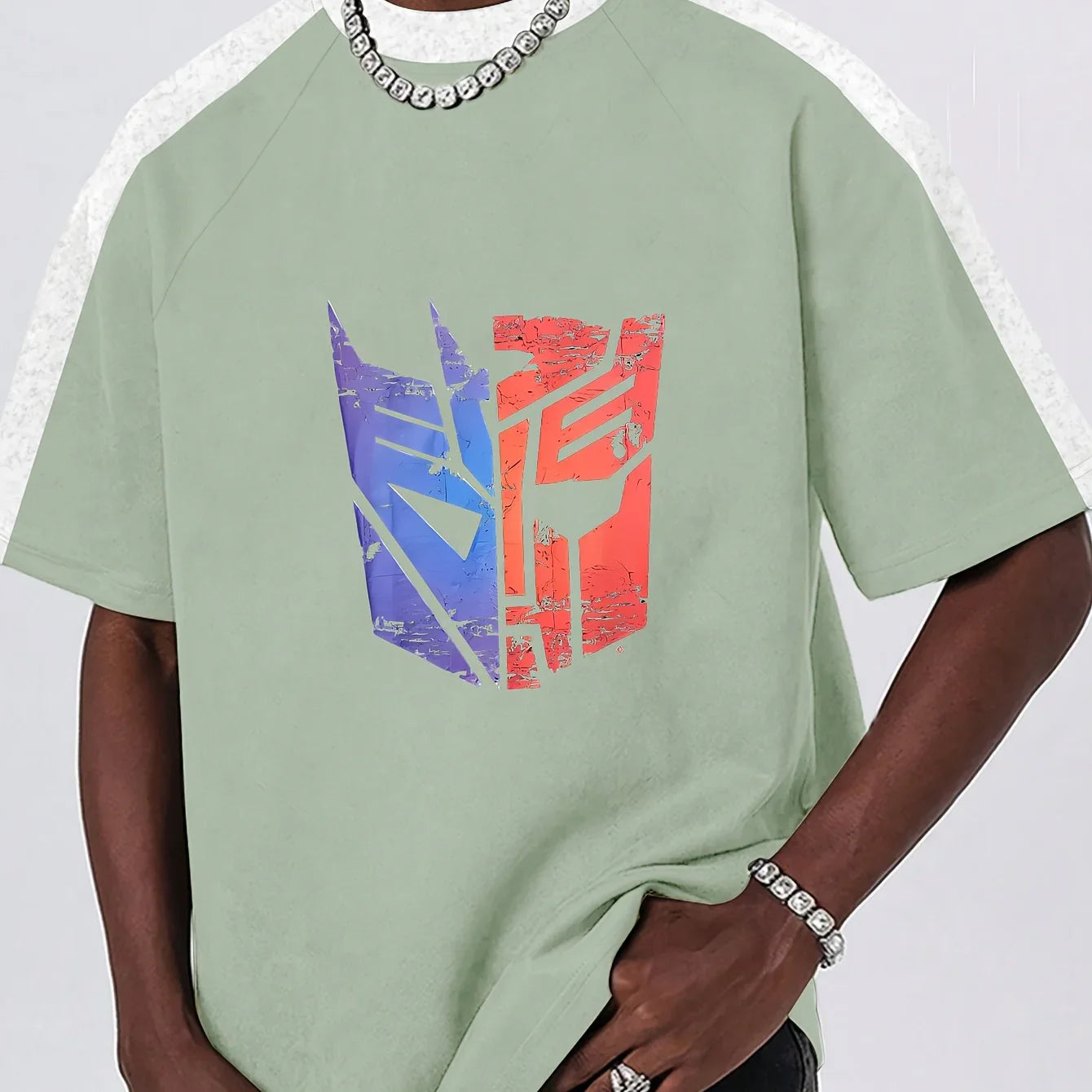 T-shirt vert logo Transformers bicolore bleu rouge porté par un homme, style urbain – Transformers.