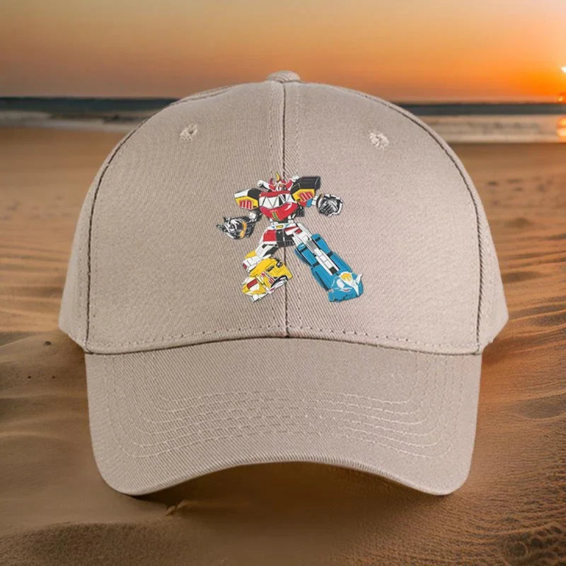 Casquette beige avec robot multicolore style animé, fond plage au coucher de soleil – Transformers.