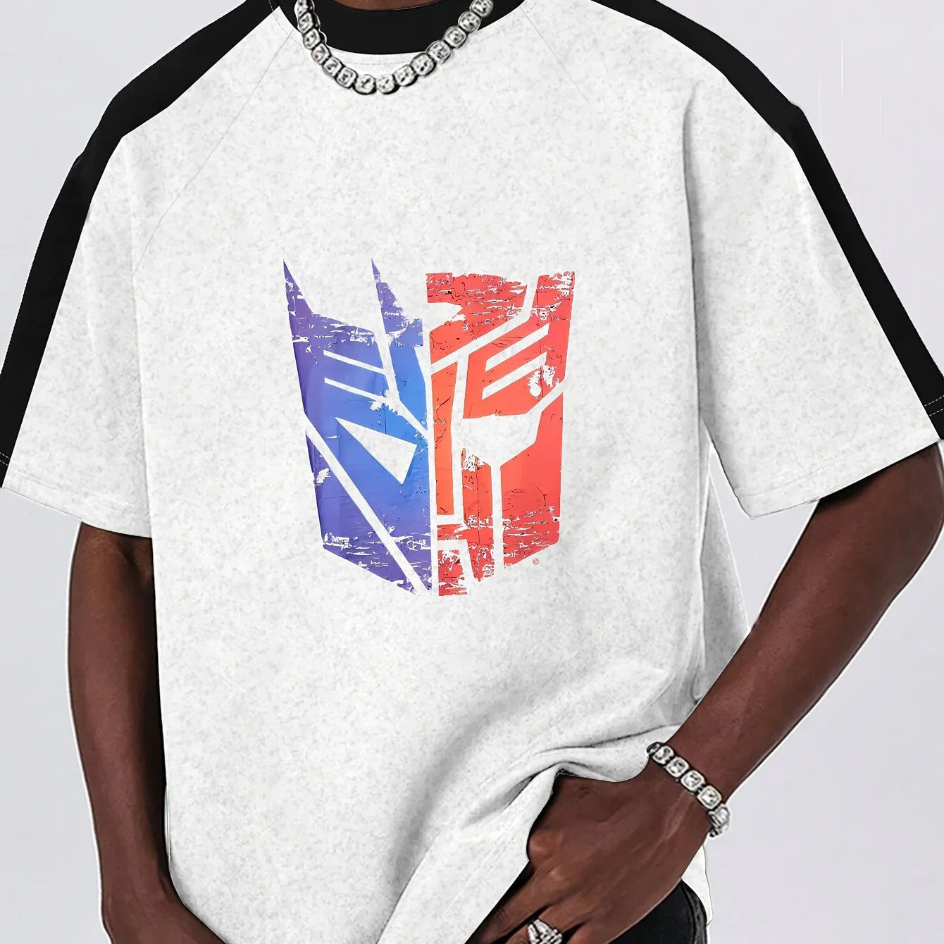 T-shirt blanc à manches noires, logo bicolore Transformers bleu et rouge au centre – Transformers.