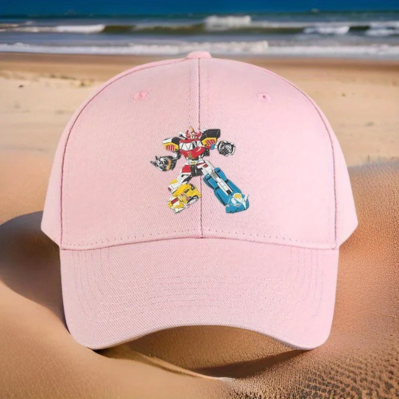 Casquette rose avec robot coloré stylisé imprimé, posée sur sable, plage en fond – Transformers.