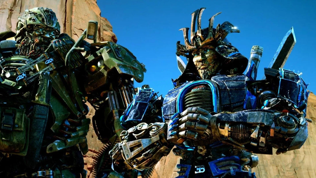 Deux robots Transformers stylisés, l’un bleu façon samouraï et l’autre vert militaire, en plein désert – Transformers.