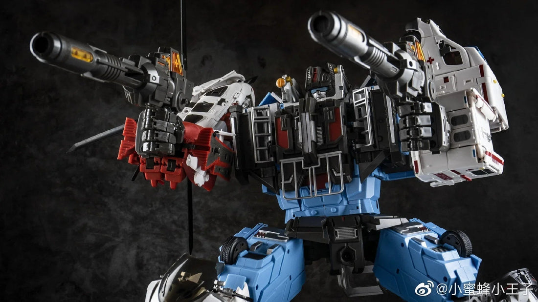 Robot Transformers combiné bleu, blanc et rouge en pose de combat, fond sombre – Transformers.