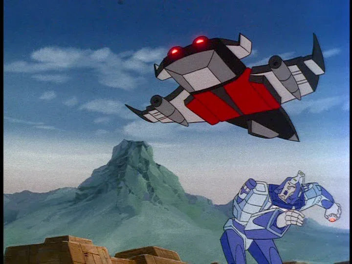 Robot Transformers bleu attaqué par un drone volant noir et rouge dans un décor montagneux – Transformers.