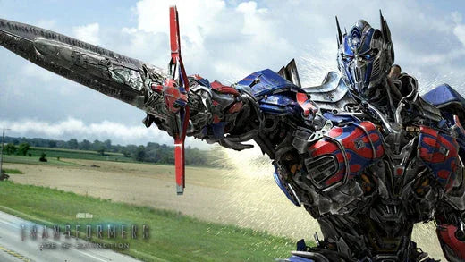 Optimus Prime brandit une épée géante en plein combat, champ et ciel en arrière-plan – Transformers.