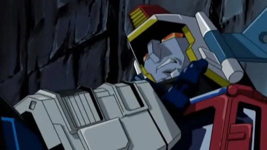 Robot gris et rouge en posture de combat devant un mur sombre, style animé – Transformers.