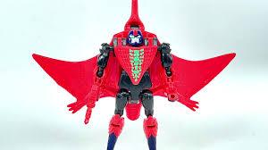 Jouet figurine robot rouge à ailes larges et bras articulés sur fond blanc – Transformers.