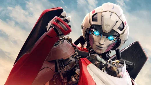 Figurine robot femme blanche et rouge avec yeux lumineux, bras levé, ciel bleu – Transformers.