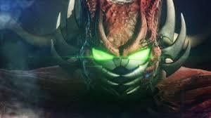 Gros plan sur la tête du personnage Transformers avec yeux verts brillants et casque cornu – Transformers.