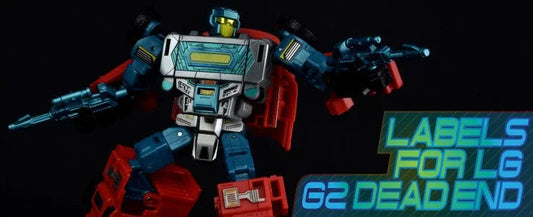 Robot LG G2 Dead End bleu, gris et rouge, bras levés, fond sombre, style rétro – Transformers.