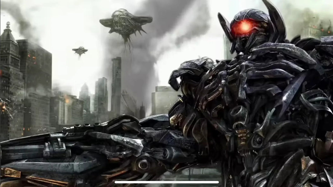 Shockwave robot argenté aux yeux rouges dans une ville détruite, vaisseaux en arrière-plan – Transformers.