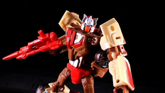 Figurine Chromedome Titans Return en pose dynamique, arme rouge à la main, fond noir – Transformers.