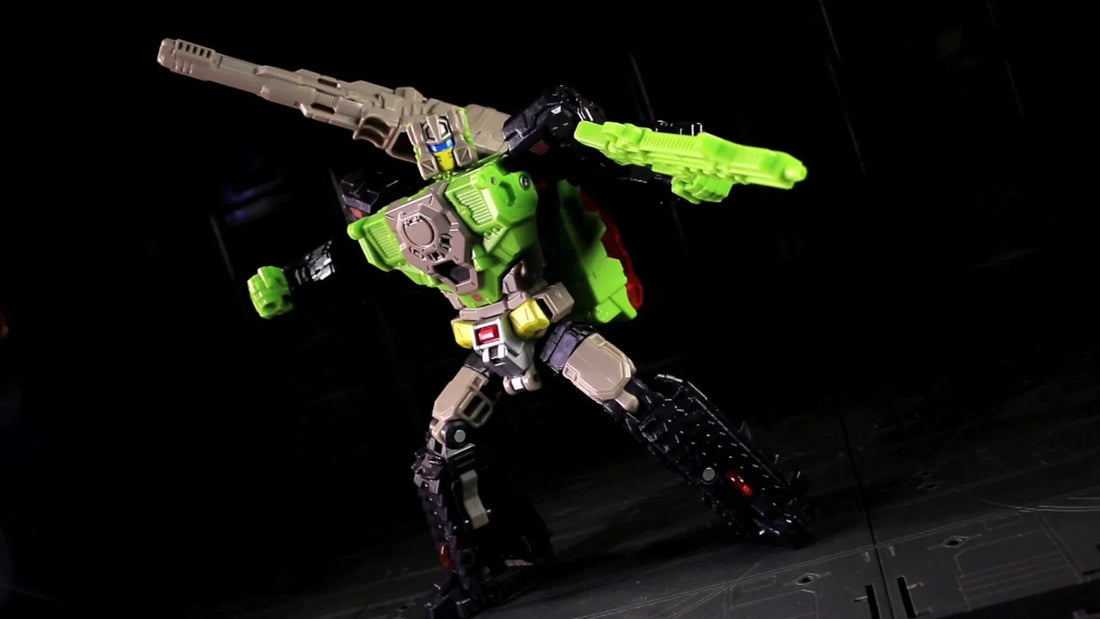 Figurine Titans Return Hardhead robot vert et gris armé en pose dynamique sur fond sombre – Transformers.