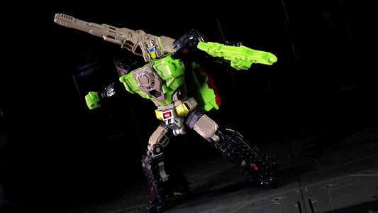 Figurine Titans Return Hardhead robot vert et gris armé en pose dynamique sur fond sombre – Transformers.