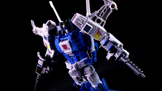 Figurine Transformers Titans Return Highbrow bleue et grise, armée, fond noir – Transformers.