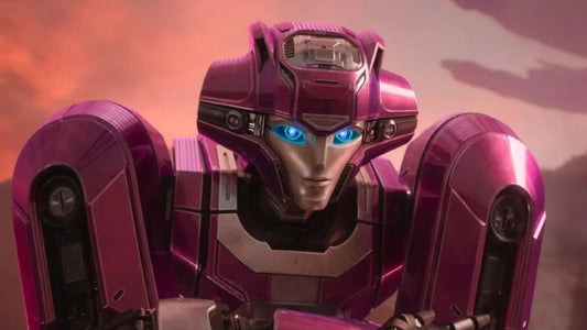 Robot Autobot rose métallisé, yeux bleus lumineux, en plan rapproché sur fond de ciel orange – Transformers.