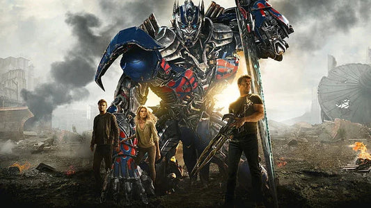 Affiche Transformers 4K avec Optimus Prime debout, trois humains, décor urbain détruit – Transformers.
