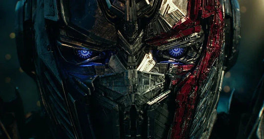 Gros plan sur le visage d’Optimus Prime en armure métallique, yeux lumineux, style futuriste – Transformers.