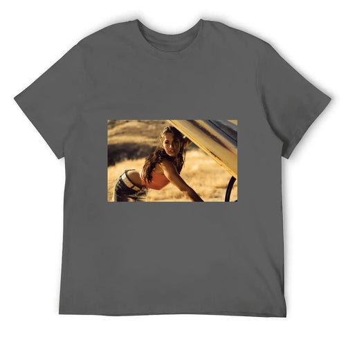 T-shirt gris motif femme brune réparant une voiture en plein air, décor désertique – Transformers.